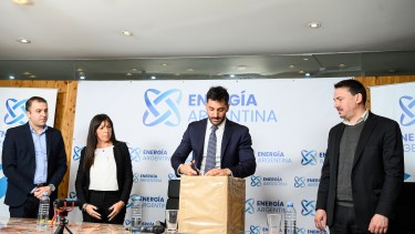 María Belén de Los Santos en la apertura de sobres para la construcción del gasoducto Néstor Kirchner y obras complementarias. Foto: gentileza.