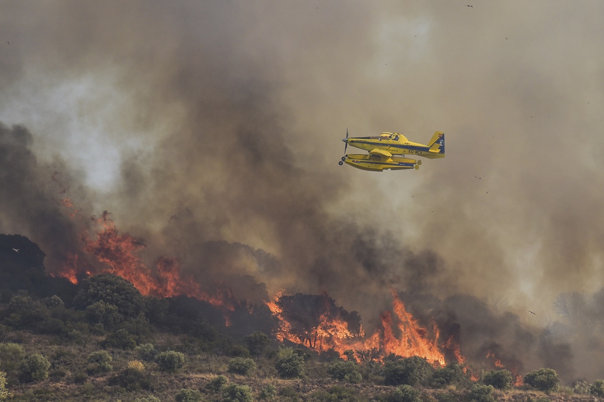 Un avión sobrevuela un incendio forestal en la zona de Chiloeches, en la provincia de Guadalajara, España. Foto: AP 
