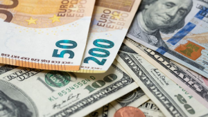 El euro a punto de cotizar por debajo del dólar por primera vez en 20 años