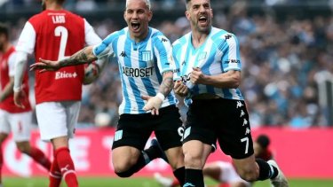 Hauche festeja su gol, Copetti erró un penal. 