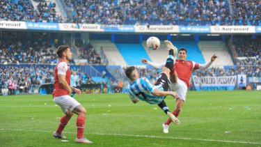 La chilena de Gabriel Hauche en el gol de Racing. El Demonio lo tiene "de hijo" al Rojo. 