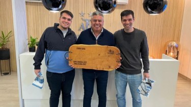 Charly (izquierda), junto al Presidente de la AFA, el “Chiqui” Tapia. Se llevó una camiseta de Argentina de regalo...