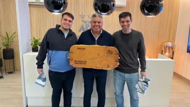 Charly Aristimuño (izquierda), junto a Claudio "Chiqui" Tapia, presidente de AFA.