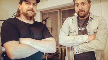 Pedro y Gustavo: batería, bajo y sonidos varios.