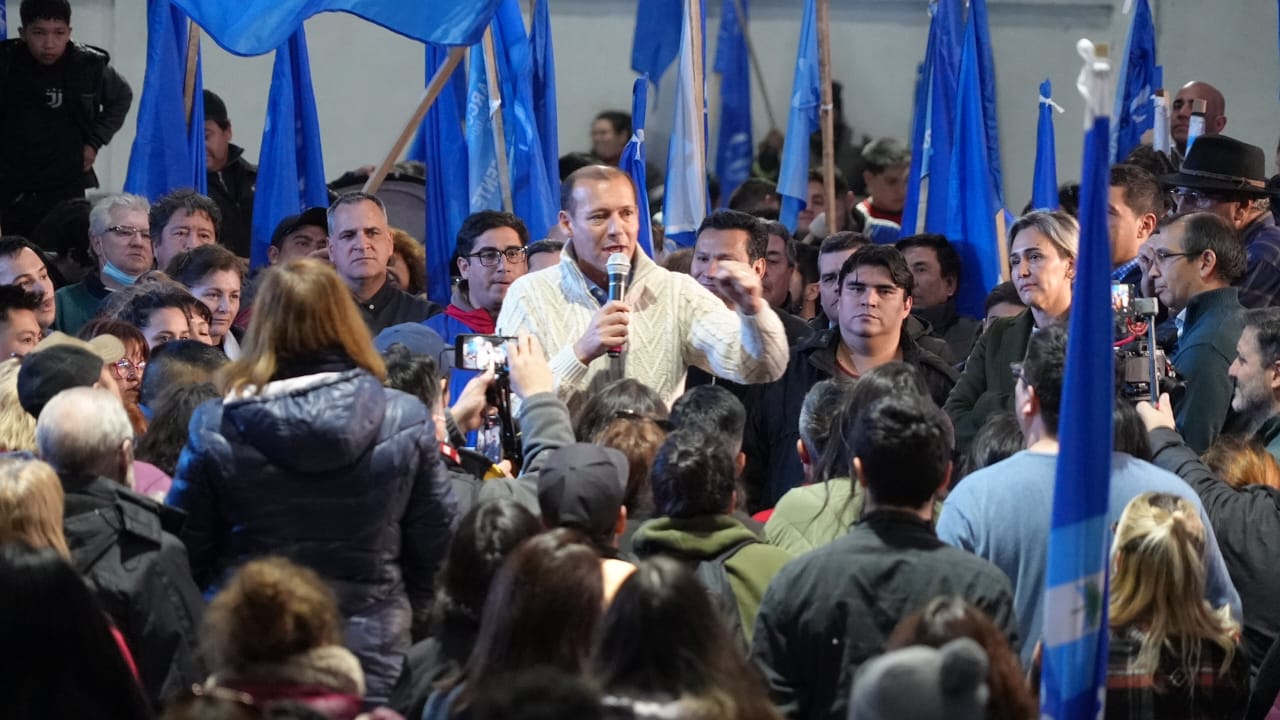 El gobernador y presidente del partido, Omar Gutiérrez, anoche en el acto de la Azul que se hizo en Huincul (Twitter)