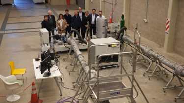 El gobernador recorrió el centro de investigación de la empresa tecnológica. Foto: gentileza.