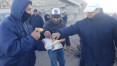 Los trabajadores rurales recibieron esta mañana el "presente" del intendente de Godoy. Foto: Néstor Salas
