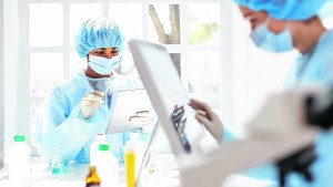 Bacterias resistentes: hay 61 vacunas en marcha contra el gran enemigo