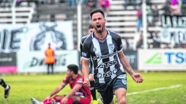 El Polaco Bielkiewicz metió el segundo de cabeza y jugó un gran segundo tiempo en la victoria contra Círculo Deportivo.