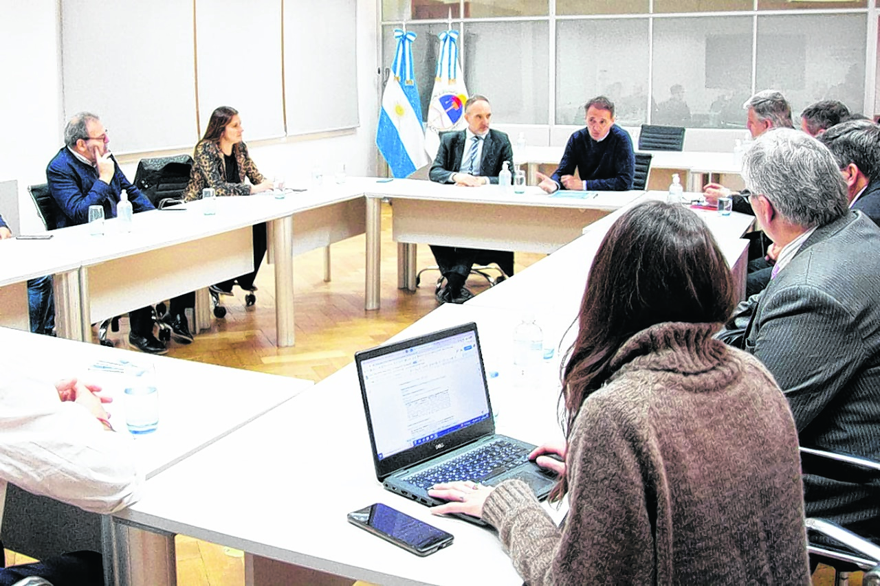 La reunión de intendentes, acompañados por Doñate, con el ministro Katopodis por obras.