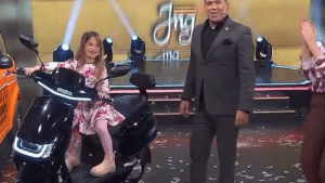 La hija de Callejón casi se accidenta al aire mientras Iudica publicitaba una moto