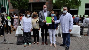 El 8 de diciembre de 2021, el vicegobernador Alejandro Palmieri entregó a Yauhar el proyecto de la obra. Foto: José Mellado. 
