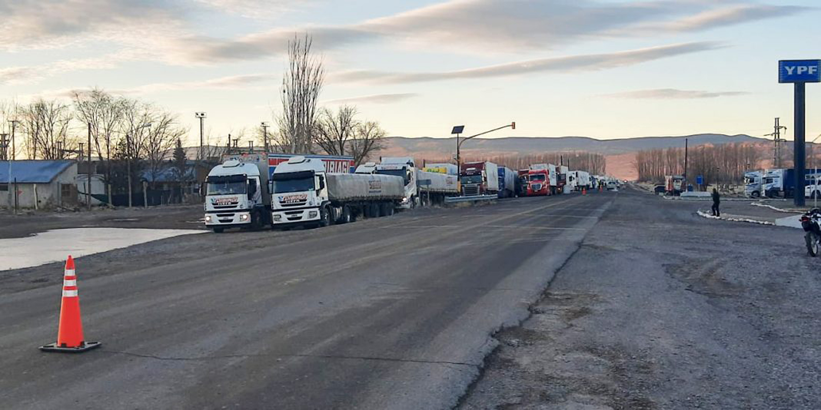 Se espera que se genere una ventana climática que permita generar corredores seguros y trasladar a los camiones al paso fronterizo. Foto: Gentileza. 