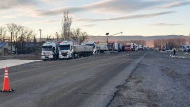 Se espera que se genere una ventana climática que permita generar corredores seguros y trasladar a los camiones al paso fronterizo. Foto: Gentileza. 