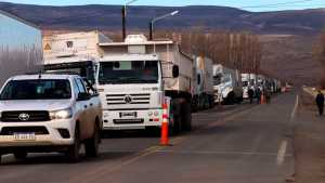 Más de 300 camiones varados en Las Lajas aguardan por la apertura del paso fronterizo Pino Hachado