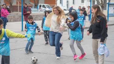 A la cancha. La intendenta busca extender a más de 20 años el poder de la familia Soria en Roca.