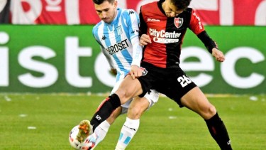 Facundo Mura fue titular y jugó todo el partido para Racing. El roquense se desempeña como lateral derecho en el equipo de Gago. 