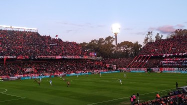 En el Coloso Marcelo Bielsa se enfrentaron dos de los animadores de la Liga PRofesional. Cancha llena para Newell's y Racing. 