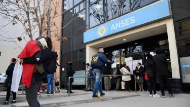 Las mujeres cobran en promedio menos que los varones, según los datos oficiales. Foto archivo Matías Subat.