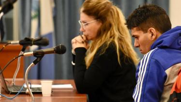 La defensora Laura Plaza junto al imputado Godoy, en la audiencia de este lunes. (Matías Subat)