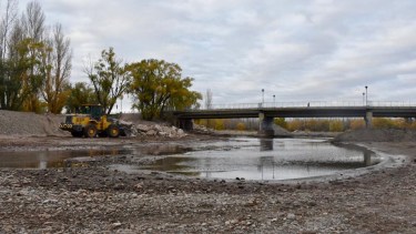 El brazo del Limay sobre el que se asientan los clubes volverá a tener agua. (Foto archivo Matías Subat).-
