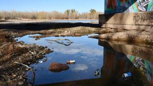 Un club deportivo de Neuquén convocó a limpiar el río Limay antes de que aumente el caudal  