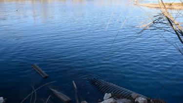 Preocupación por el vuelco de materiales crudos al río Limay