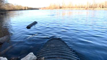 Al sitio se accede por calle Los Álamos y desemboca justo sobre el paseo costero de la capital. Foto Matías Subat.