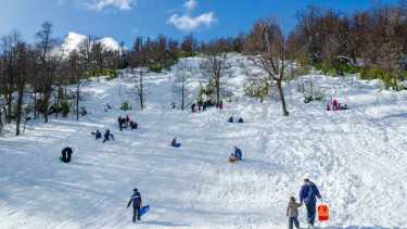 Todo para disfrutar. Postal del parque de nieve que funciona en este cerro en la ruta nacional 40. Foto: Patricio Rodríguez