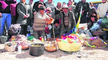 Los pueblos indígenas de América Latina celebran esta costumbre ancestral de gratitud a la tierra.