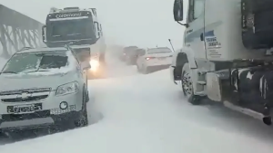Más de 400 turistas y camioneros varados por el temporal de nieve en el Cristo Redentor