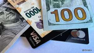 El Banco Central aumentó las tasas de interés en los consumos en dólares con tarjetas de crédito
