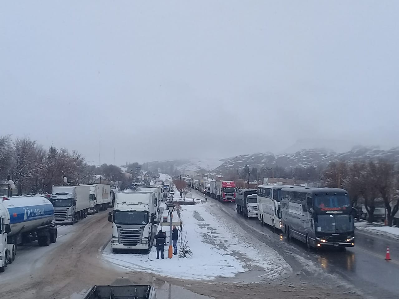 Las condiciones climáticas y el estado de la ruta hicieron que se acumulen colectivos y camiones. Foto: Gentileza.