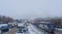 Imagen de Más camiones y colectivos varados: están en Piedra del Águila y no pueden seguir por la nieve