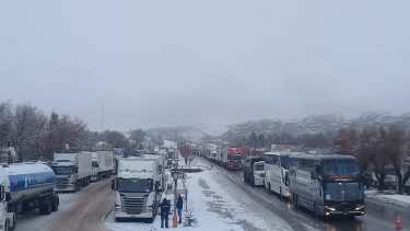 Las condiciones climáticas y el estado de la ruta hicieron que se acumulen colectivos y camiones. Foto: Gentileza.