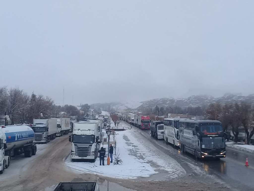 Más camiones y colectivos varados: están en Piedra del Águila y no pueden  seguir por la nieve