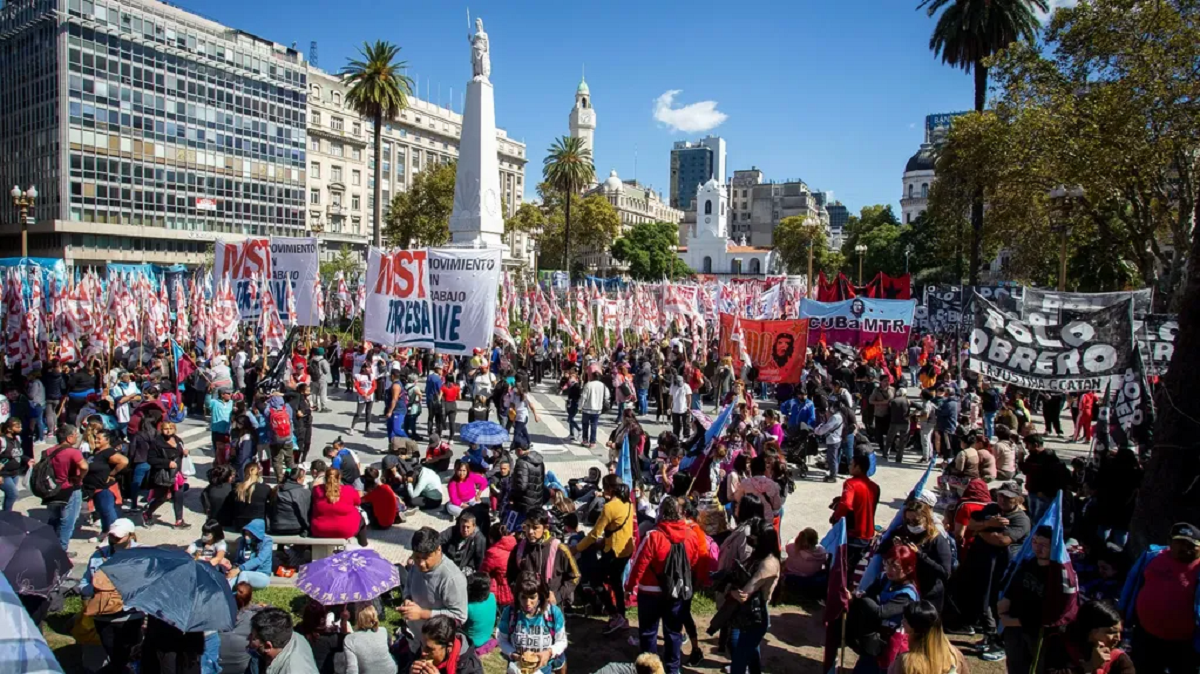 Piqueteros marchan a Plaza de Mayo en demanda de asistencia económica. 