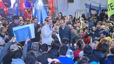 Omar Gutiérrez y Gustavo Suárez, junto a su madre, en el acto que se hizo en el club Plaza Huincul. (Foto: Andrea Vazquez)