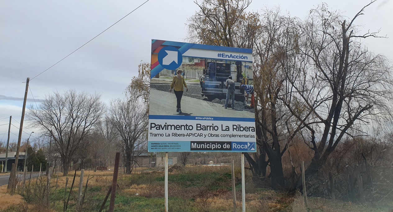 Uno de los carteles de obra, en la zona ribereña, con la imagen de la intendenta María Emilia Soria.