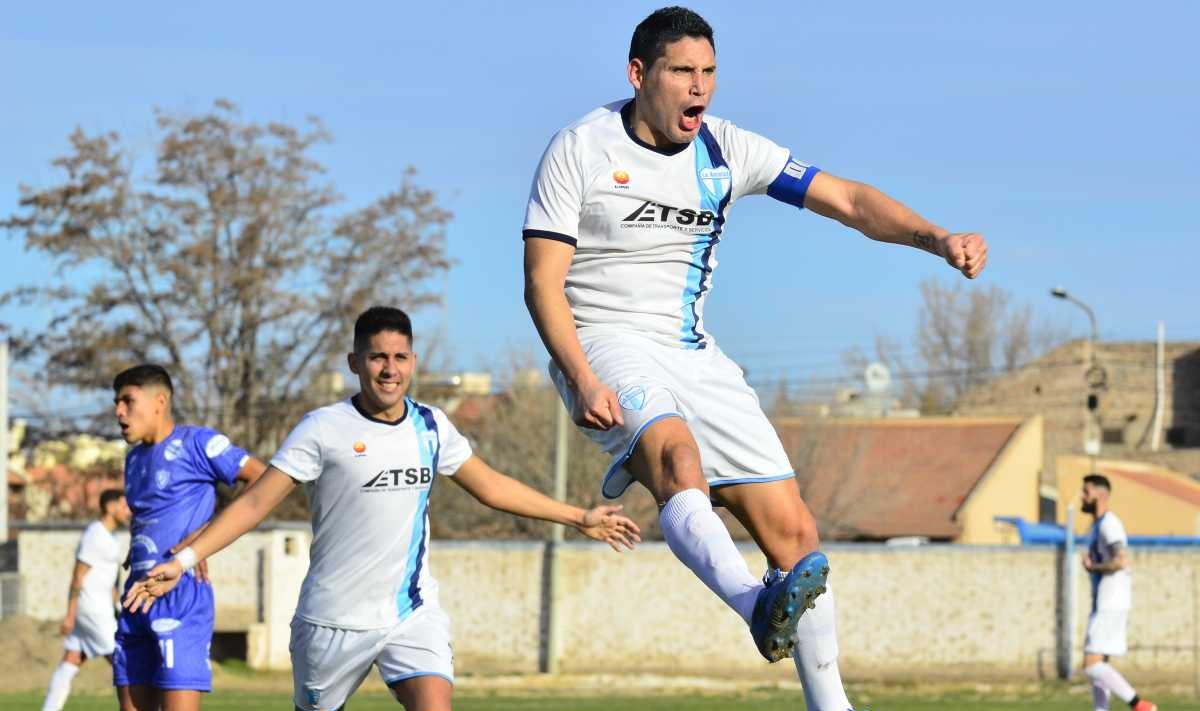 El Goldo Sáez metió dos goles en el 5-4 de La Amistad a Regina. (Foto: Néstor Salas)