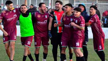 Círculo Italiano festeja su clasificación. El equipo de Regina avanzó a cuartos de final con su arquero como figura. Fotos: Néstor Salas 