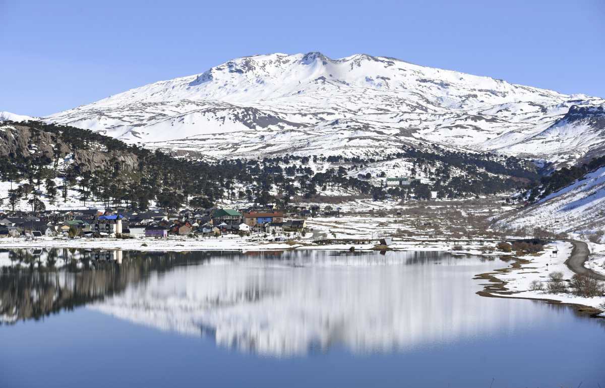 Belleza pura. La aldea de montaña y el volcán Copahue se reflejan en el lago. Foto: Flor Salto. 