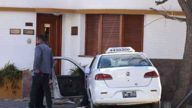 Impactante choque: un taxi terminó contra un estudio jurídico en Roca