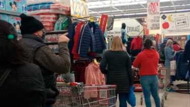Filas para comprar en el supermercado esta mañana en Roca. Foto: Juan Thomes