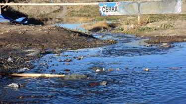 Los automovilistas deben maniobrar para esquivar los líquidos. Foto Andrés Maripe
