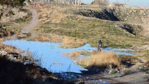 Preocupación en el norte de Roca por una “laguna” de cloacas