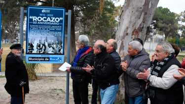 La inauguración del cartel de referencia histórica estuvo a cargo de la intendenta de Roca y de varios vecinos, quienes participaron del Rocazo. Fotos Juan Thomes.