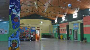 El colegio está emplazado en barrio Malvinas, contiguo al sector rural. Foto archivo Juan Thomes