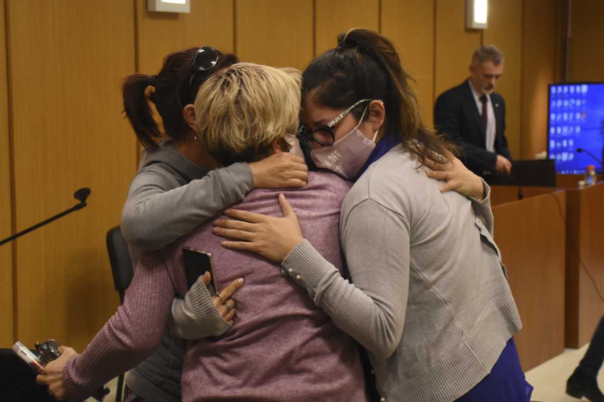 Compañeras de trabajo de Javier se abrazaron tras la lectura de la sentencia contra Antonio Colicheo. Foto: Juan Thomes