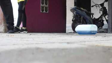 Tras un incendio intencional, una mujer del barrio las 500 viviendas, perdió su motocicleta. El agresor sería del entorno familiar. Foto Juan Thomes.